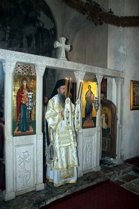 На митровданске Задушнице Владика Јоаникије служио у манастиру Ђурђеви Ступови 