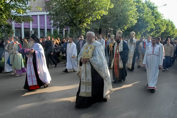 Улицама Никшића прошла Литија у част и славу Светог Василија Острошког