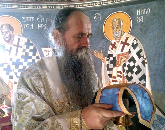 На Задушнице Владика Јоаникије служио у манастиру Косијерево