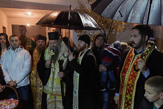 Епископ Јоаникије благосиљао бадњаке у Мојковцу, Бијелом Пољу и Беранама