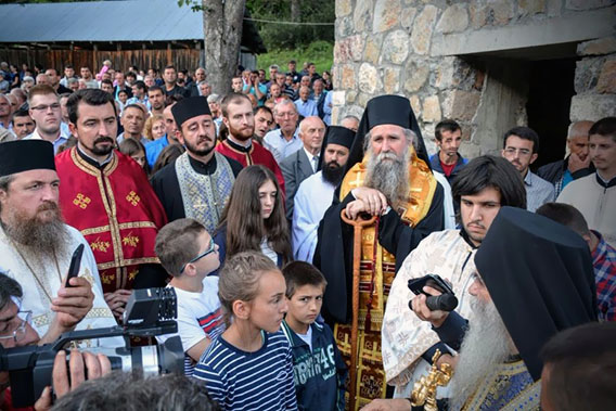 Митрополит Амфилохије и Епископ Јоаникије освештали крстове за обновљену цркву у Црнчи