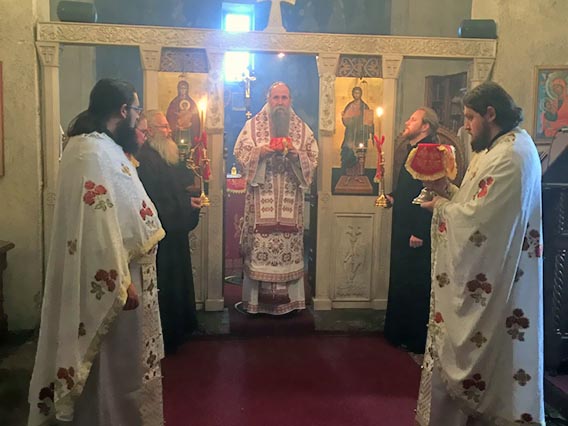 Заупокојена литургија у Ђурђевим Ступовима