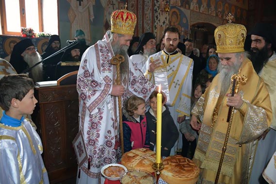 Митрополит Амфилохије и Епископ Јоаникије на Света три јерарха служили Литургију у манастиру Подмаине