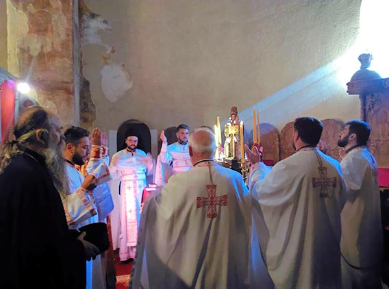 Литургијско сабрање у манастиру Милешева