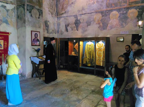 Литургијско сабрање у манастиру Милешева
