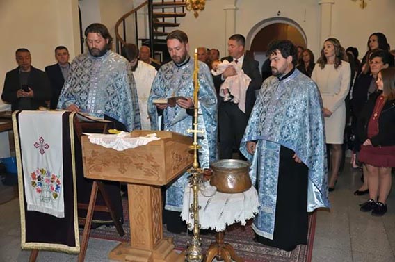 Епископ Јоаникије извршио Свету тајну крштења