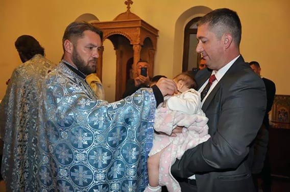 Епископ Јоаникије извршио Свету тајну крштења