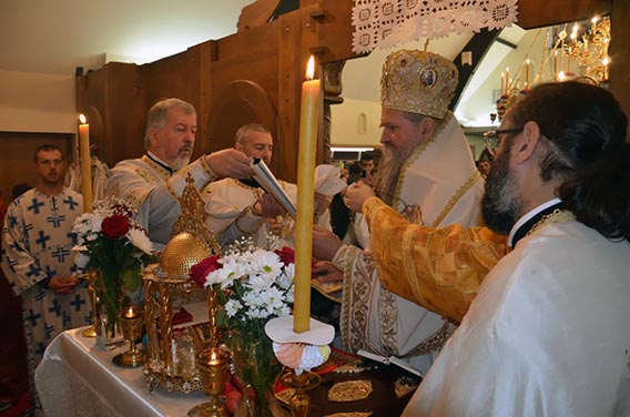 Преосвећени Епископ Јоаникије служио Литургију у храму Свете Петке у Паризу