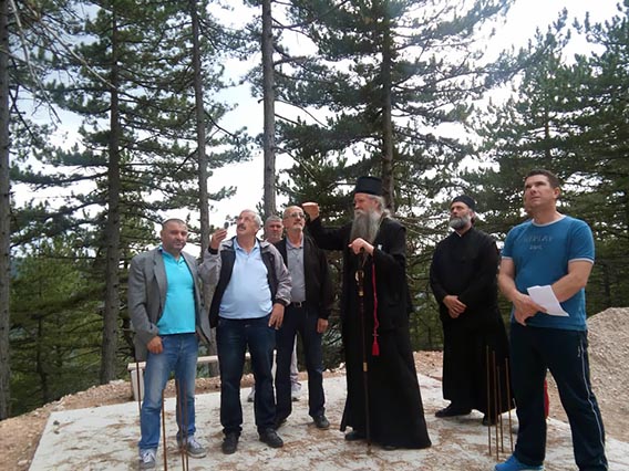 Епископ Јоаникије обишао радове на изградњи цркве у Заграду