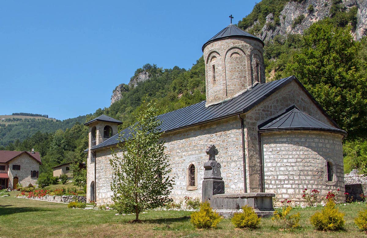 Света Литургија у манастиру Подмалинско