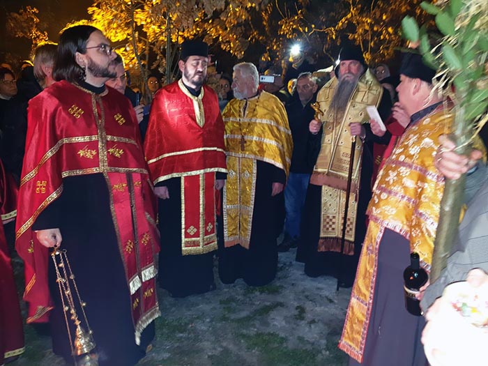 Епископ Јоаникије освештао бадњаке пред Саборним храмом у Бијелом Пољу