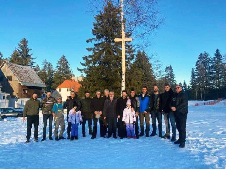 Постављен крст на мјесту будућег храма на Жабљаку (ФОТО)