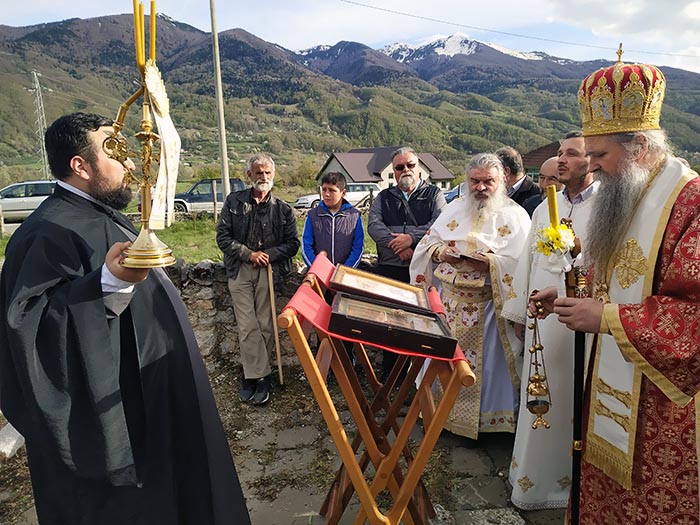 Епископ Јоаникије служио Пасхално вечерње љубави у Мартиновићима код Гусиња