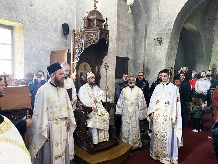 Света Архијерејска Литургија на Васкрсни понедјељак у Ђурђевим Ступовима