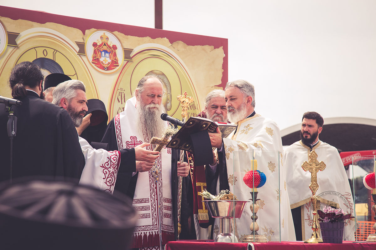 Митрополит Јоаникије благосиљао почетак радова на изградњи Православне гимназије “Свети Сава”