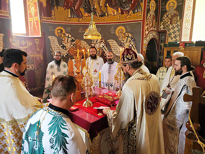 На Духовски понедељак новоизабрани Епископ Методије служио у манастиру Мајсторовина