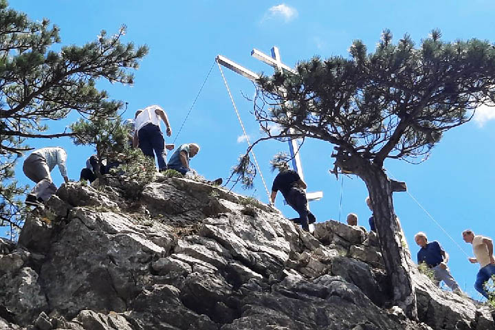 Петровдан прослављен у пивској парохији, освештано крсно знамење у Мратињу