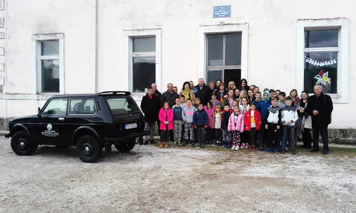 Удружење „Владика Сава Косановић“ Основној школи у Велимљу донирало возило за превоз ученика
