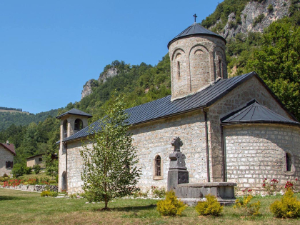 Света Литургија у манастиру Подмалинско