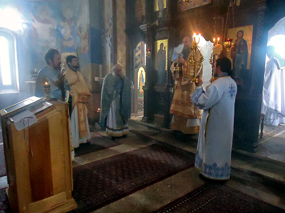 Владика Јоаникије служио у манастиру Рођења Пресвете Богородице у Косијереву