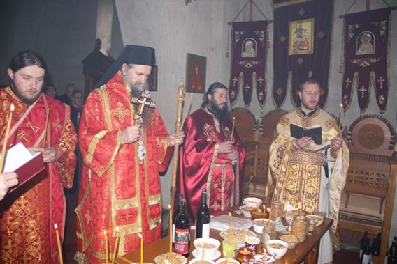 На Задушнице Владика Јоаникије служио у манастиру Ђурђеви Ступови