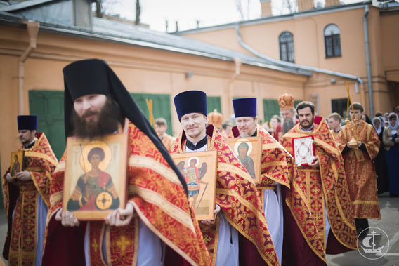 На Литургији у Санкт Петербургу Епископу Јоаникију уручена медаља Светог Јована Богослова