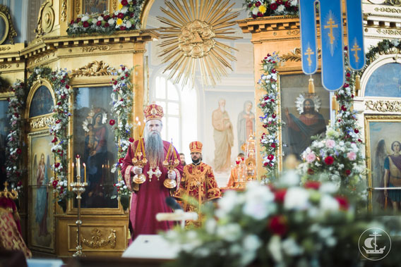 На Литургији у Санкт Петербургу Епископу Јоаникију уручена медаља Светог Јована Богослова