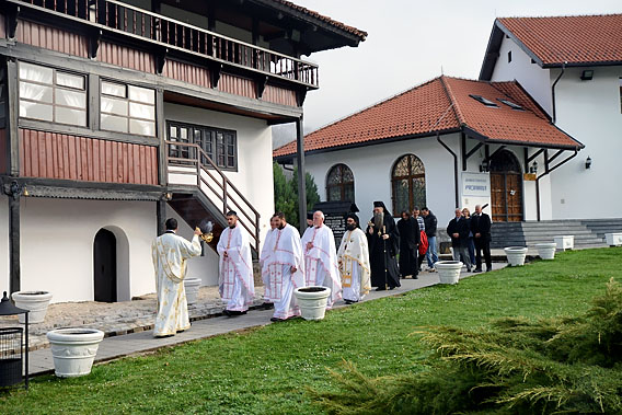 Владика Јоаникије на Васкршњи понедјељак служио Литургију у манастиру Милешева