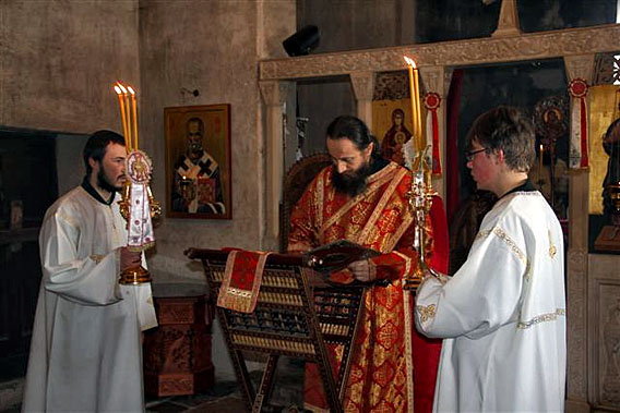 Празник Света Три Јерарха прослављен у Ђурђевим Ступовима