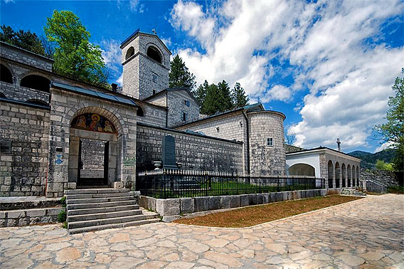 Свечано Бденије са петохљебницом у навечерје Петровданаслужено у Цетињском манастиру
