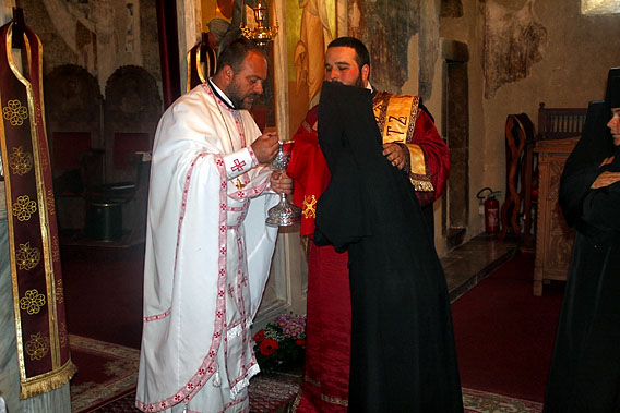 Владика Јоаникије на Ивањдан служио у манастиру Милешева