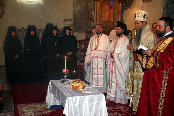 Владика Јоаникије на Ивањдан служио у манастиру Милешева
