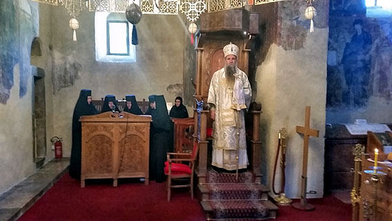 Владика Јоаникије на Задушнице богослужио у манастиру Милешева