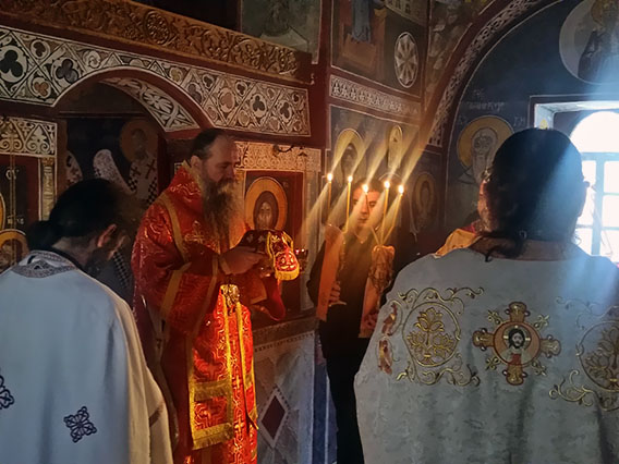 Епископ Јоаникије служио Литургију у манастиру Подмалинско 
