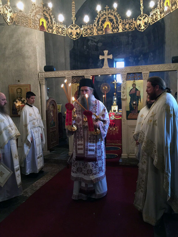Света архијерејска литургија у Ђурђевим Ступовима