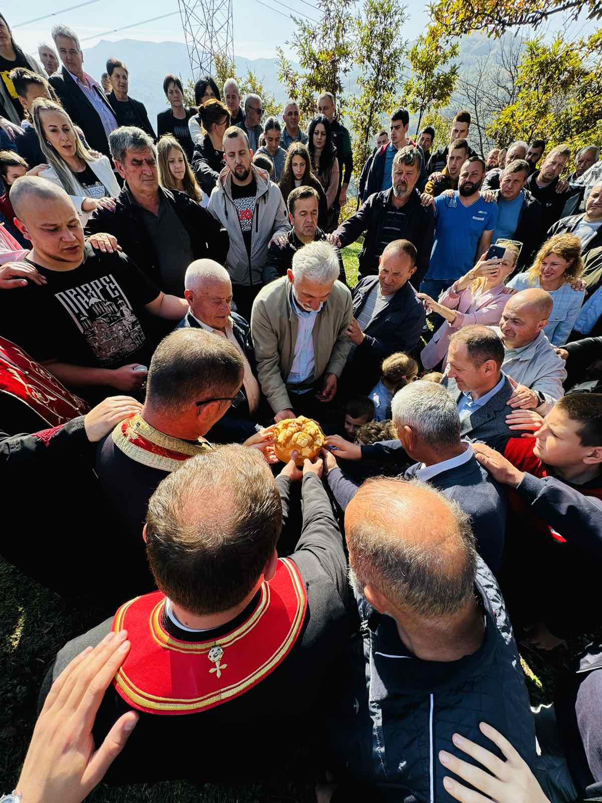 Молебан на празник Светих Сергија и Вакха служен у селу Срђевац