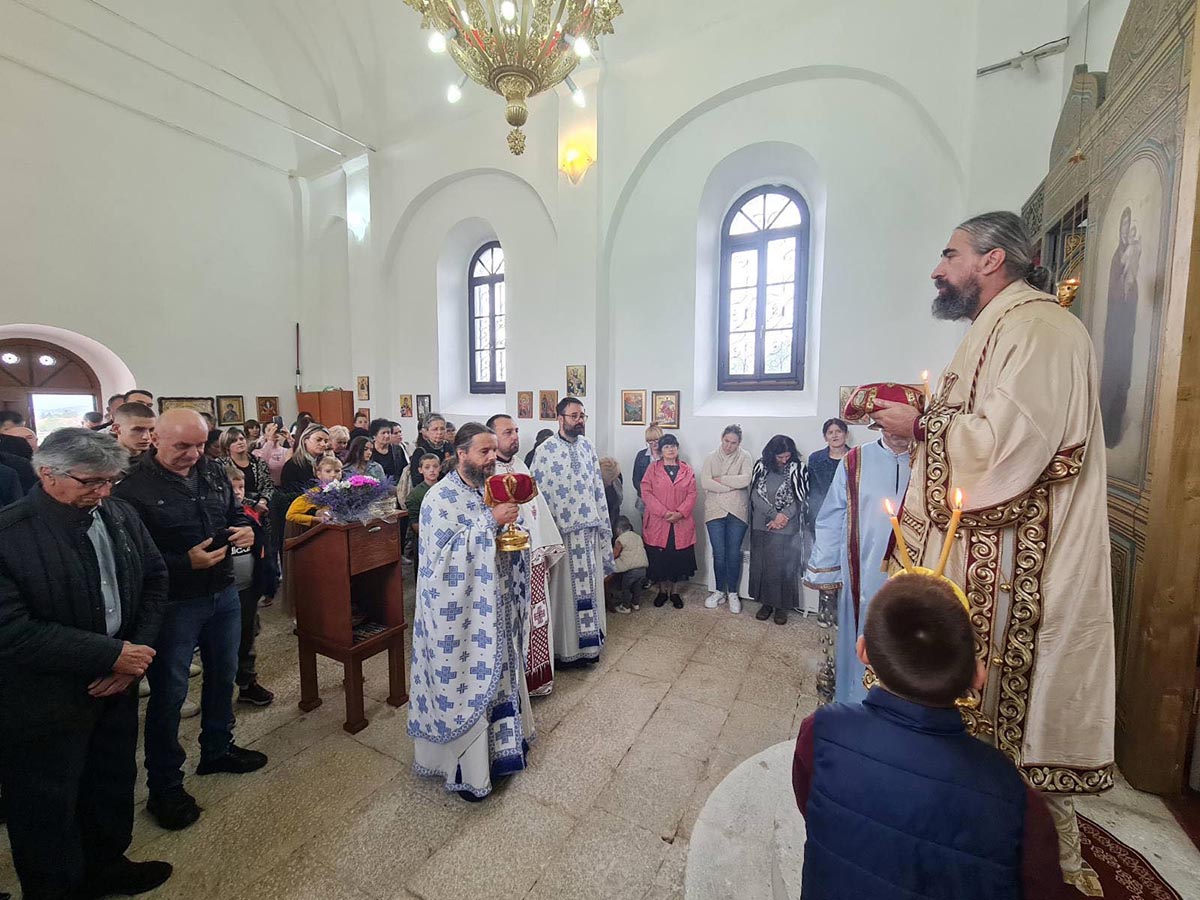 Архијерејска Литургија у Драговој Луци