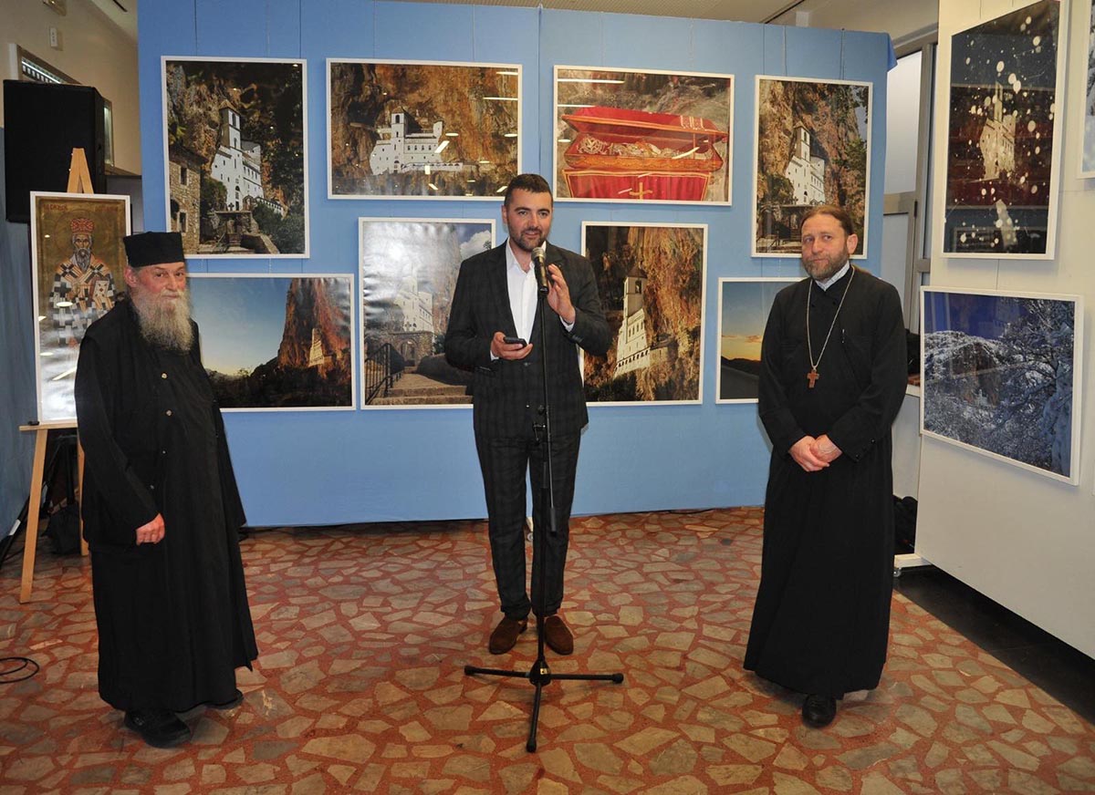 Изложба фотографија „Прозор у вјечност“ острошког монаха Дамјана Изложба фотографија „Прозор у вјечност“ острошког монаха Дамјана