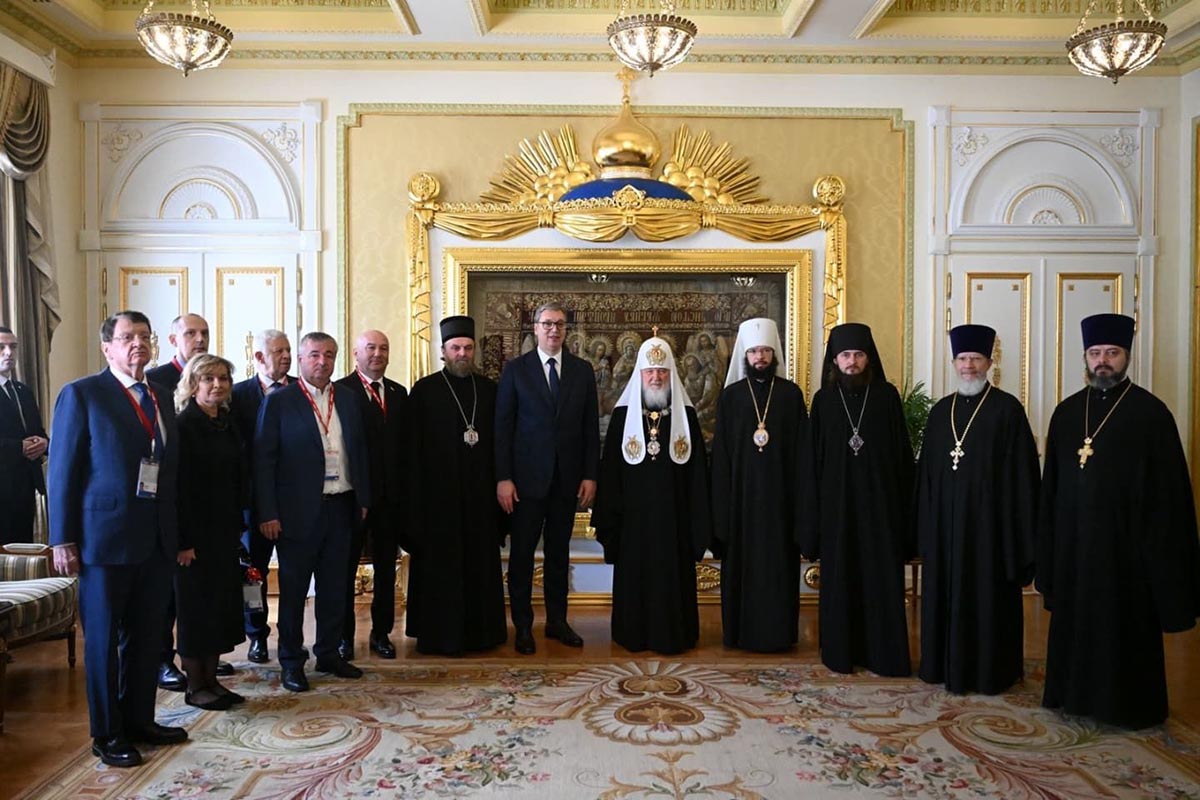 Председник Вучић уручио орден Републике Србије патријарху Кирилу Председник Вучић уручио орден Републике Србије патријарху Кирилу
