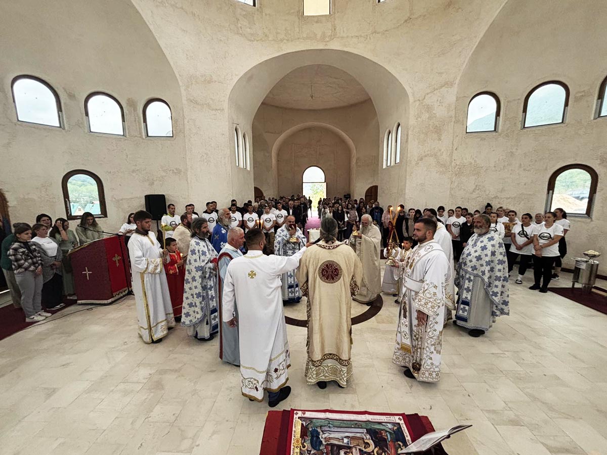 Света Архијерејска Литургија и освећење парохијског дома у Плужинама