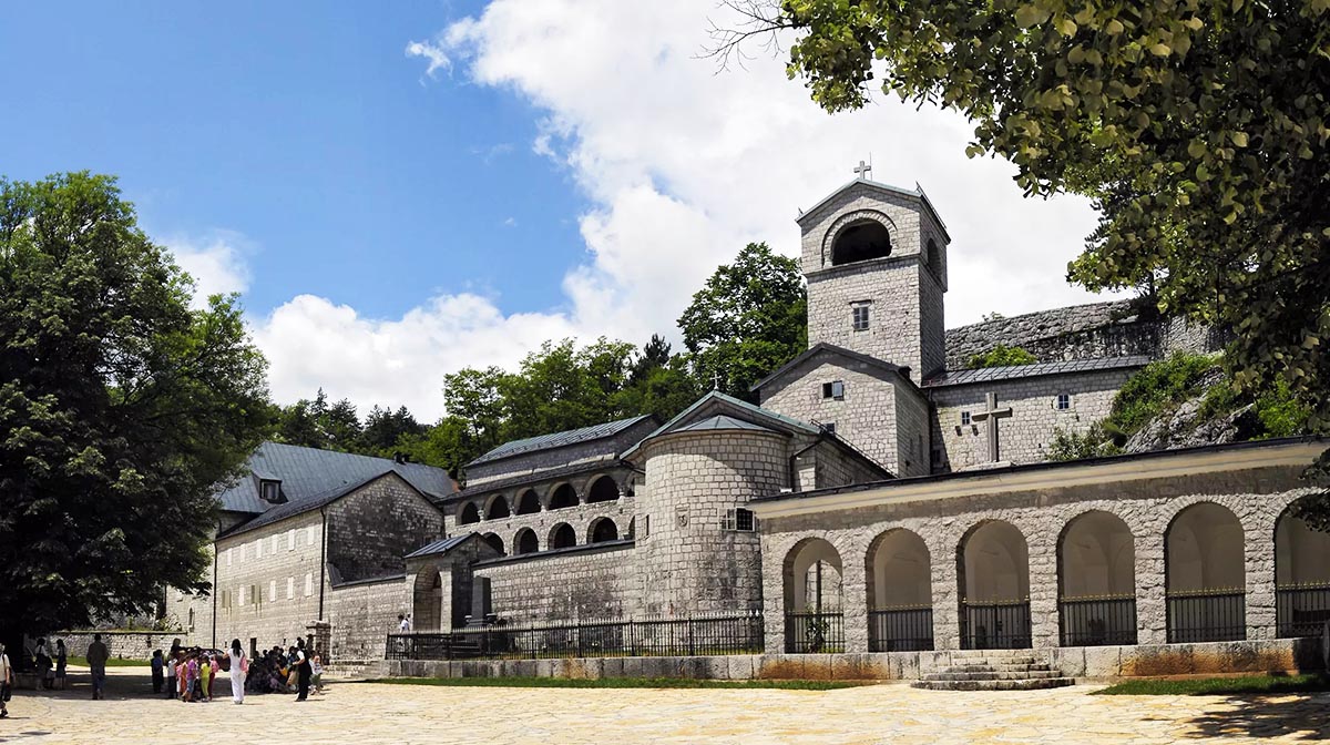 Митрополија црногорско-приморска: Позив на досљедну примјену закона, а против одмазде и насиља