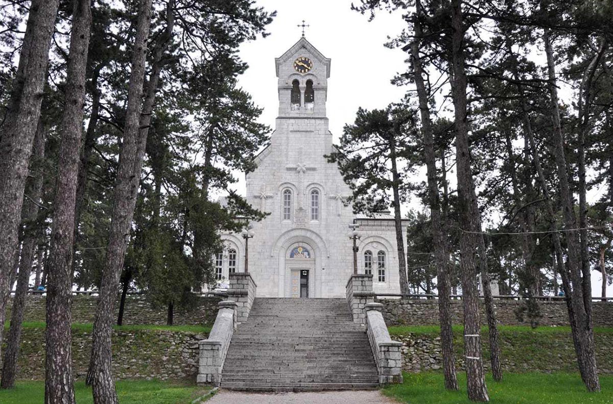 Обијена Саборна црква Светог Василија Острошког