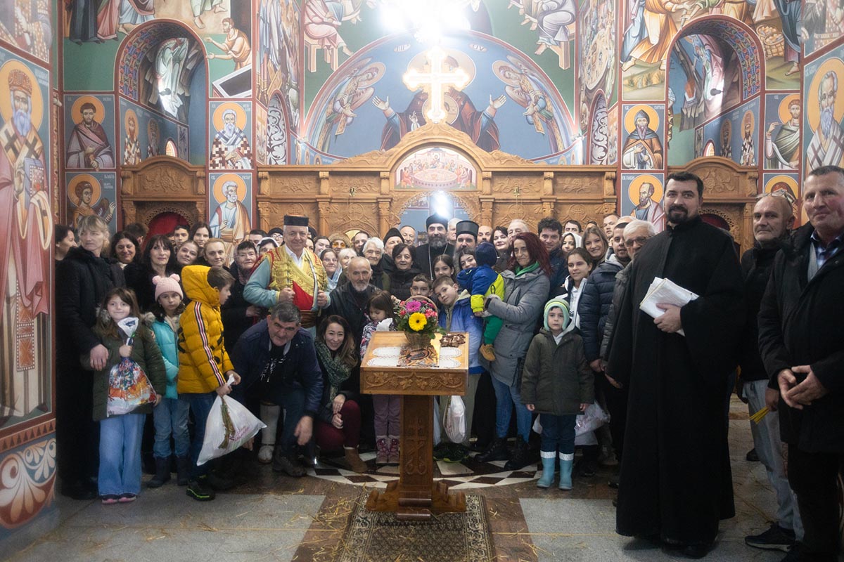 Митрополит Методије и епископ Јеротеј на празник Сабора Пресвете Богородице богослужили у Мојковцу
