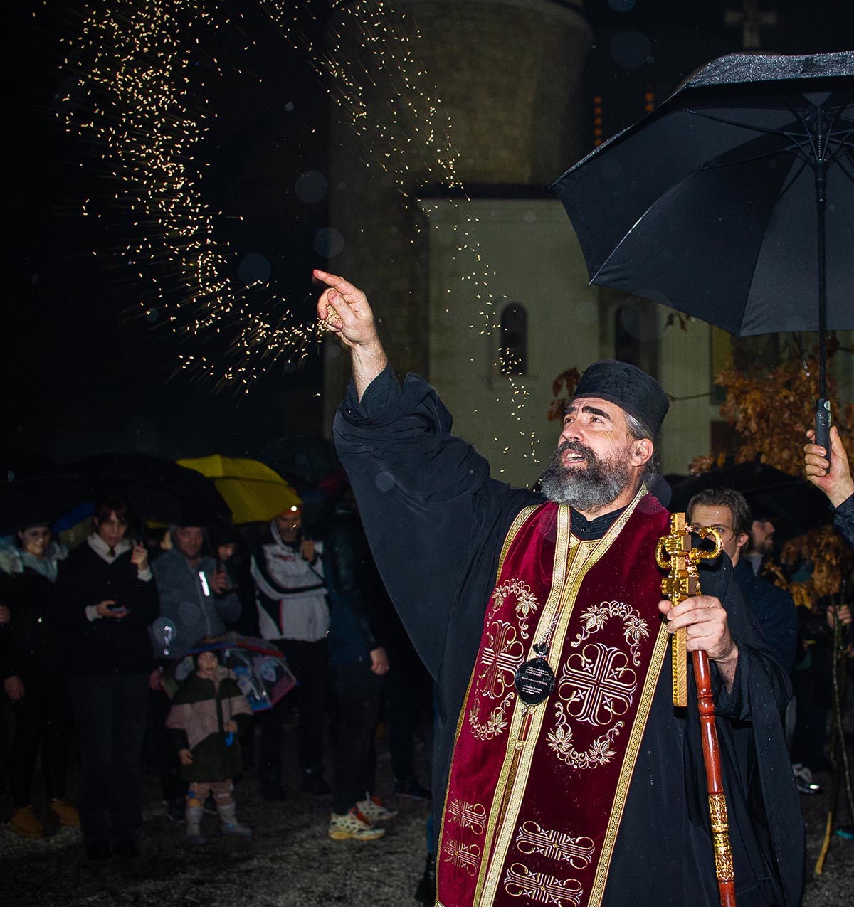 Митроплит Методије налагао бадњаке испред Саборног храма у Беранама