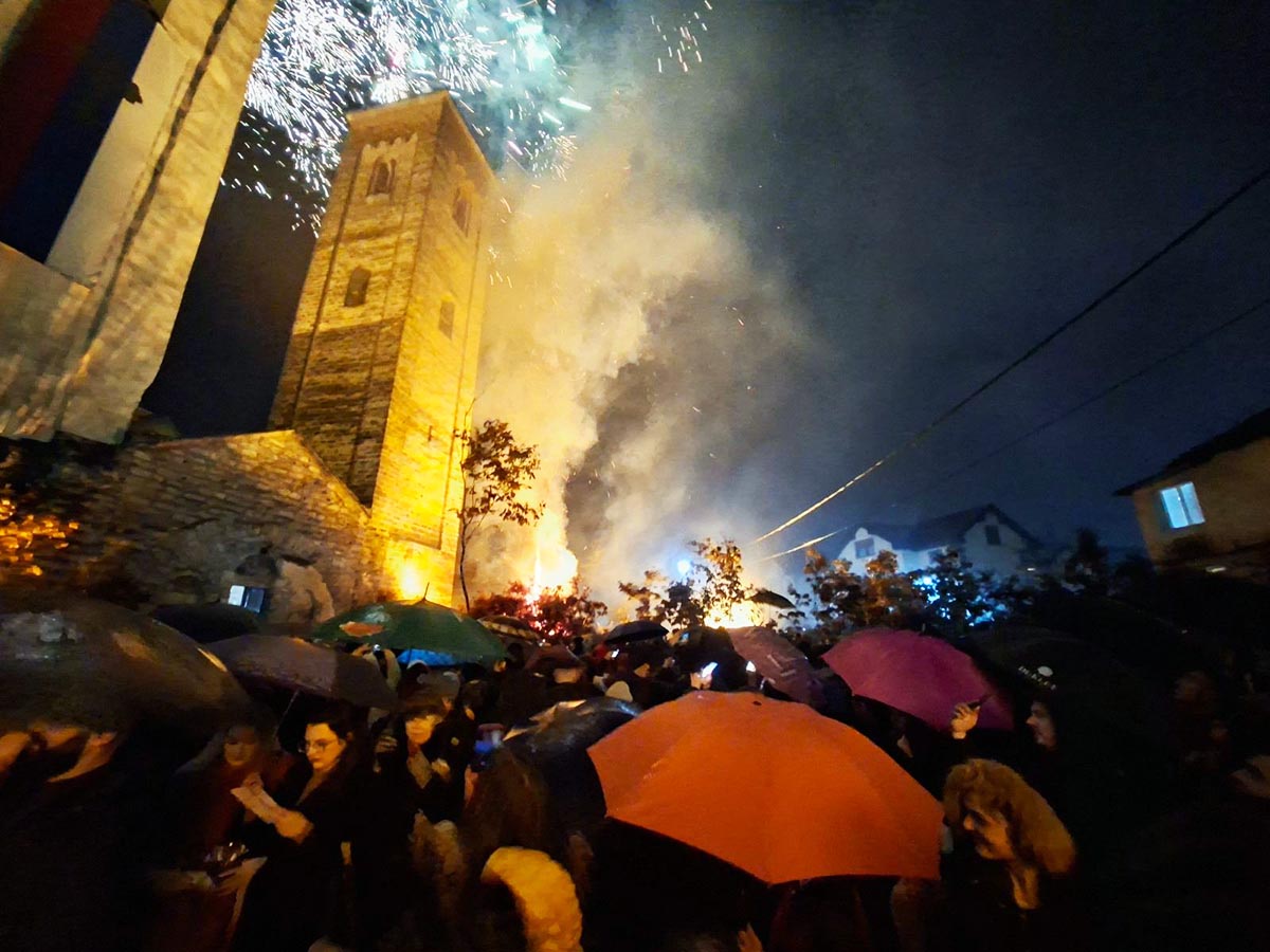 Испред Цркве Светих Апостола Петра и Павла у Бијелом Пољу наложени бадњаци