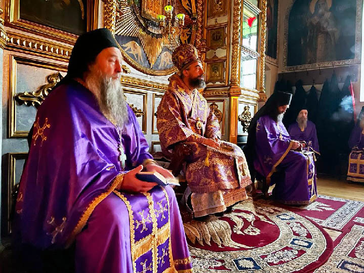 Владика Методије началствовао Литургијом у светогорском манастиру Светог Пантелејмона