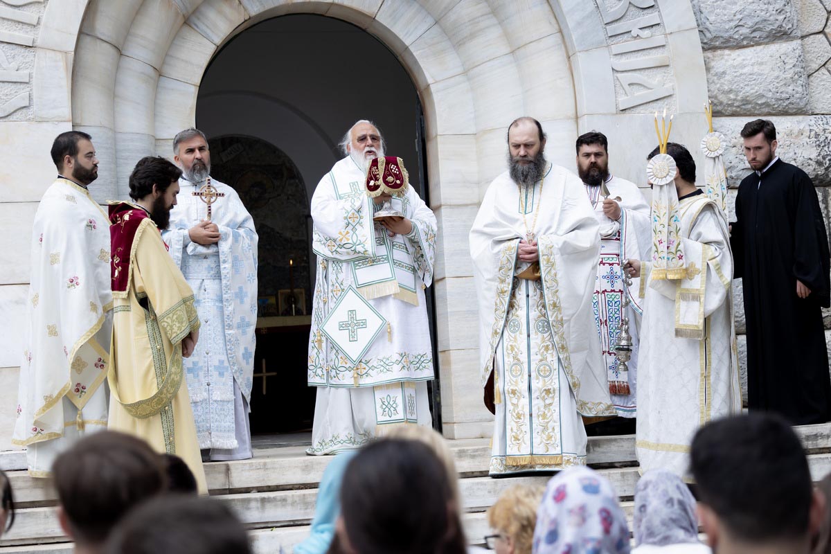 Прва Света архијерејска литургија на острву Видо