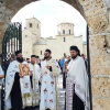 Епископ Јоаникије сабраном народу у манастиру Ђурђеви Ступови