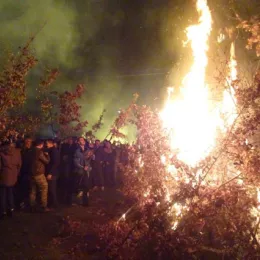 Налагање бадњака у Бијелом пољу испред цркве Светих апостола Петра и Павла