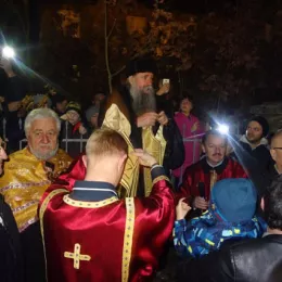 Налагање бадњака у Бијелом пољу испред цркве Светих апостола Петра и Павла